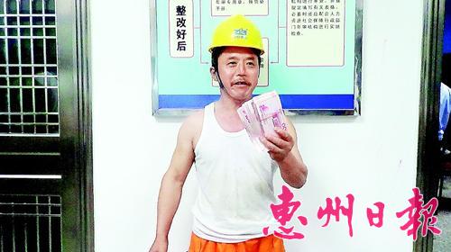     �������Ա�ڴ�����������ֹ�����Ա�İ����£��û����Լ��Ĺ��ʣ����ĵ�Ц�ˡ�
