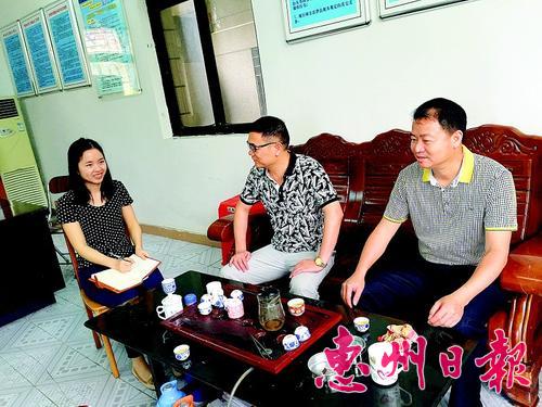 范和村“法制副主任”周运妙(左)经常为村民提供法律咨询等服务。