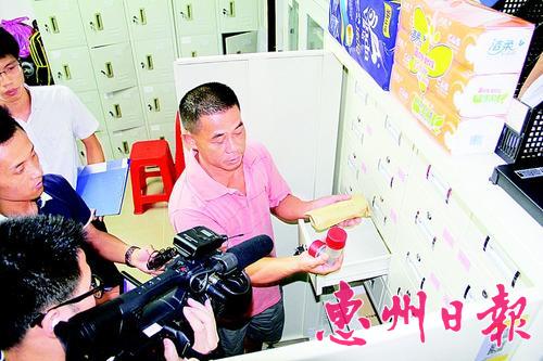 �ﳤÿ����ί��칫�Ҷ�����һ�����չ񣬴�Ÿ�������С��Ĺ��¡�
