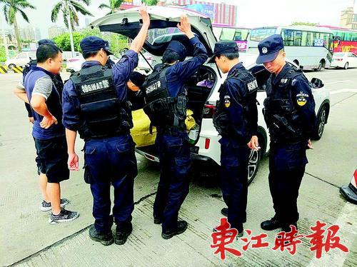 惠阳公安加大对流动车辆、人员、物品的盘查力度,切实筑牢环惠阳防控圈。《东江时报》记者匡湘鄂 通讯员 李海 摄