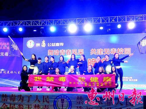 学生自编自演的节目融入禁毒宣传内容。 本报记者付巨晗 摄