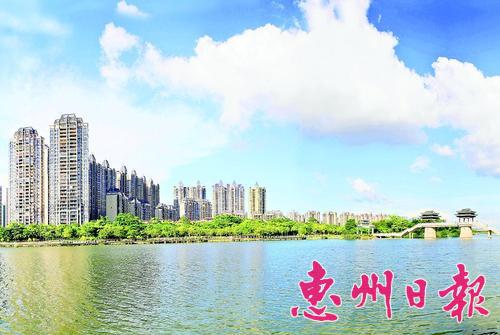 市区金山湖公园在蓝天白云的映衬下分外美丽。 本报记者王建桥 摄