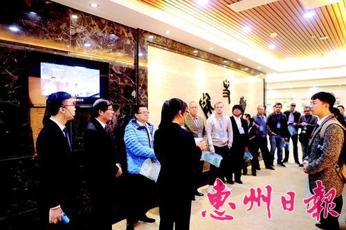 外籍人士及港澳台同胞正在参观惠州市中级人民法院院史馆。
本报记者 费 燕通讯员周泽锋 摄